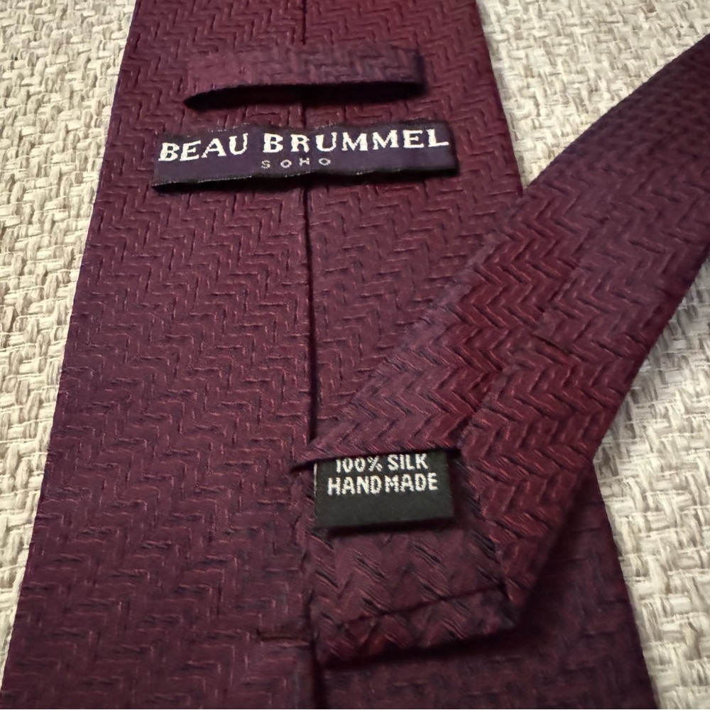 BEAU BRUMMEL, 100% Silk Soho Necktie, Burgundy Geometric texture, EUC‎